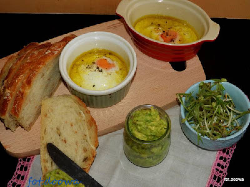Jaja sadzone w oliwie z sumakiem i pasta z awokado