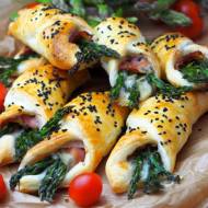 Szparagi z szynką parmeńską i gorgonzolą w cieście francuskim