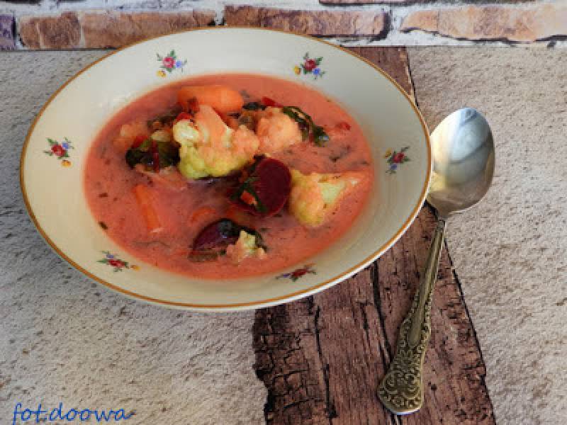Wiosenna zupa kalafiorowo - botwinkowa z bulgurem