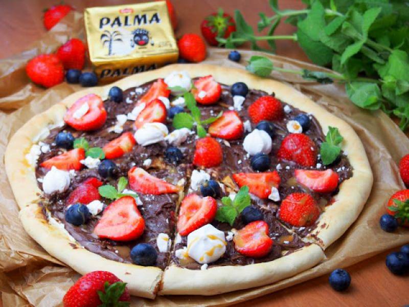 Słodka pizza z mascarpone, czekoladą i owocami na krucho-drożdżowym cieście