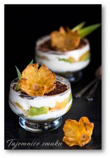 Ananasowy deser a’la tiramisu z zielonymi biszkoptami i kwiatami z ananasa