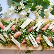 Przepis na sałatkę z zielonymi szparagami, łososiem wędzonym i mozarellą