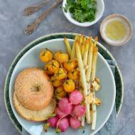 Pieczone szparagi z serem, słonecznikiem i rzodkiewką! Pomysł na letni obiad!