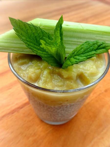 Rabarbarowy pudding chia – na deser lub na śniadanie. Słodki z wyraźną kwaśną nutą.