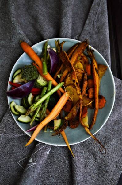 Warzywa korzeniowe pieczone w kuminie oraz warzywa kiszone - przepis na post Dr. Dąbrowskiej