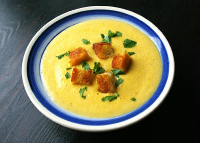 Pikantna zupa serowa z batatem.