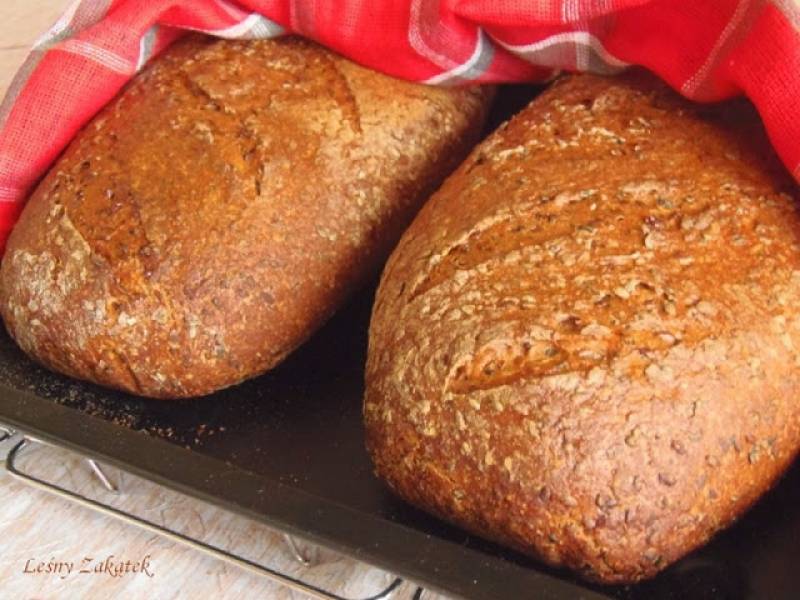 Chleb z paloną mąką ziarnami lnu i sezamu oraz kilka rad odnośnie pieczenia w zaparowanym piekarniku