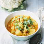 Curry z pieczonego kalafiora z ziemniakami i ciecierzycą