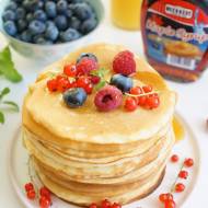 Pancakes z syropem klonowym i letnimi owocami