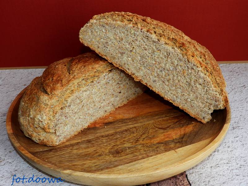 Chleb pszenno - żytni z ziarnami na drożdżach