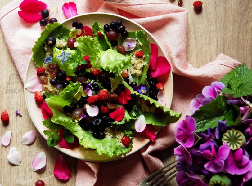 Letnia sałatka z kwiatami, owocami, ziołami i quinoą