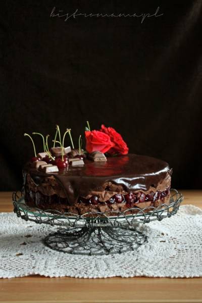 Tort czekoladowy z wiśniami i amaretto