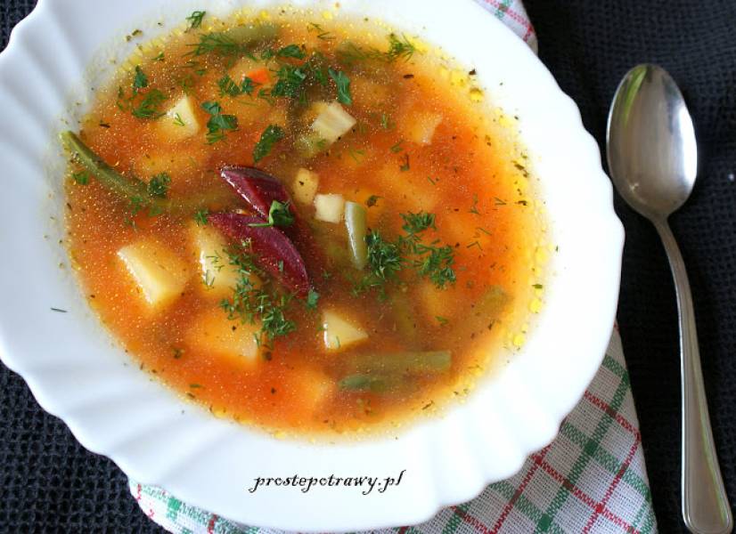 Letnia zupa z fasolką szparagową i czerwonym buraczkiem