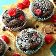 Muffinki orkiszowe z malinami, jagodami i czekoladą
