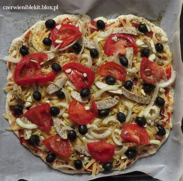 Pizza z grillowanym kurczakiem, pomidorami i oliwkami