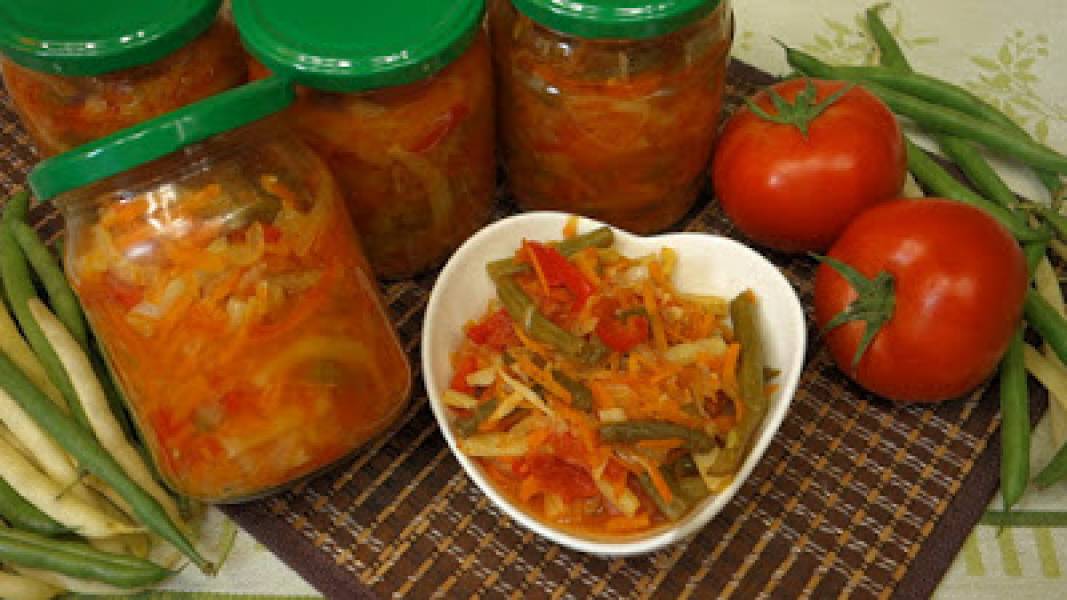 Pyszna fasolka szparagowa z warzywami w pomidorach na zimę do słoików