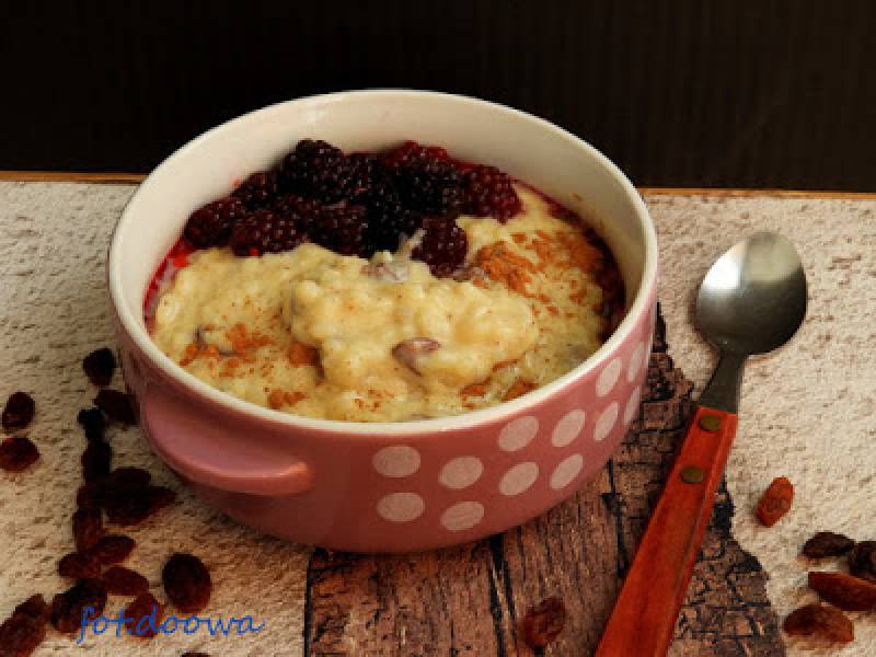Kremowy pudding ryżowy z cynamonem i jeżynami