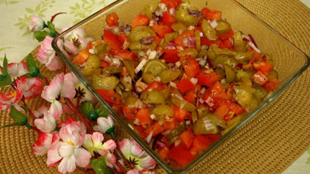 Sałatka z ogórkami małosolnymi do obiadu lub na grilla