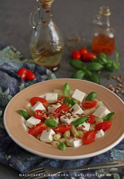 Sałatka z fasolki szparagowej z serem feta, pomidorkami, prażonym słonecznikiem i świeżą bazylią