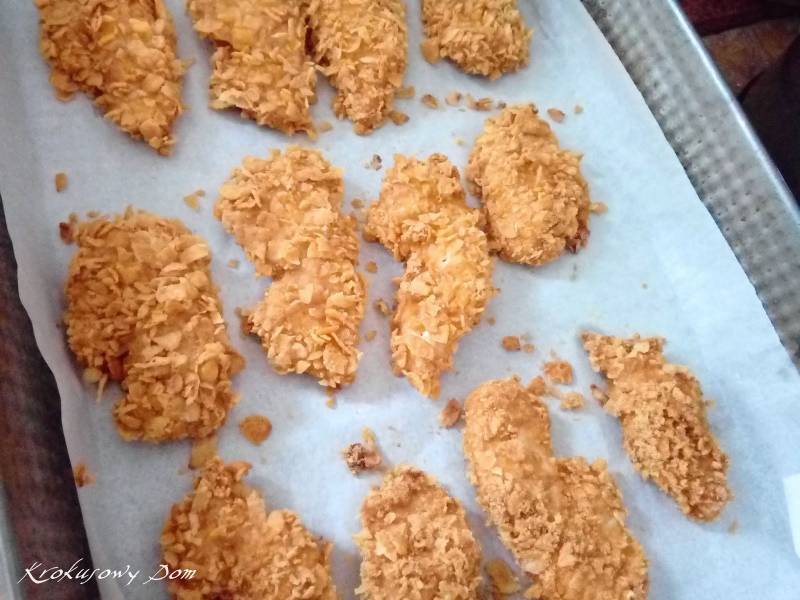 Pieczone nuggetsy z kurczaka w  panierce kukurydzianej