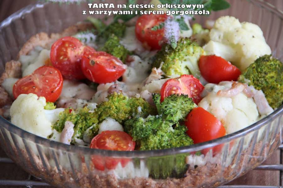 Tarta na cieście orkiszowym z warzywami i serem gorgonzola