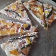 Pizza ze szparagami i białym sosem