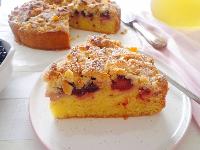 Ciasto z jabłkami, jeżynami i migdałową kruszonką (Crumb cake alle mele e more)