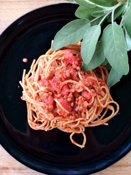 Pomidorowe ragu z pieczarkami i soczewicą – wspaniały przepis w 100% wegański.