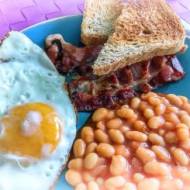 Śniadanie angielskie – fasolka, boczek i jajko sadzone
