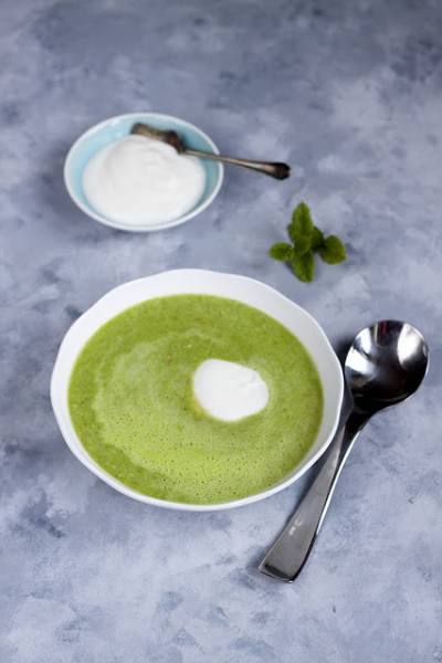 Letnia zupa z zielonego groszku z chrzanową śmietanką