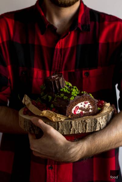 Bûche au chocolat - czekoladowa rolada biszkoptowa z bitą śmietaną i porzeczkami