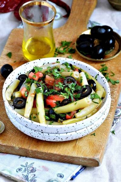 Sałatka z fasolki szparagowej z pomidorem i czarnymi oliwkami