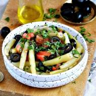 Sałatka z fasolki szparagowej z pomidorem i czarnymi oliwkami