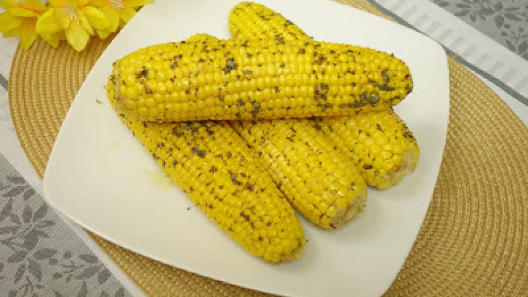 Kukurydza z masłem i ziołami pieczona w piekarniku