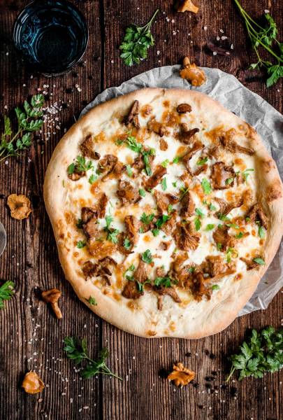 Pizza z sosem beszamelowym i kurkami
