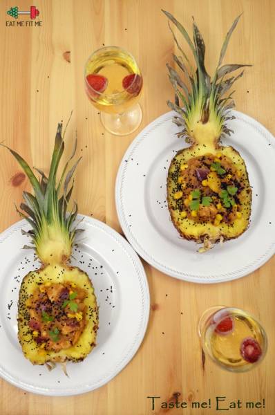 Aromatyczny kurczak w ananasie, czyli pomysł na lekką, romantyczną kolację