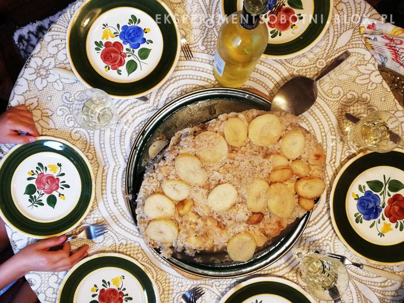maqloba - palestyńskie danie z kurczakiem, ryżem i warzywami dla dużej rodziny