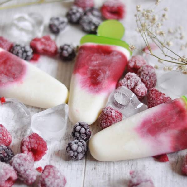 Proste i zdrowe lody jogurtowo-malinowe