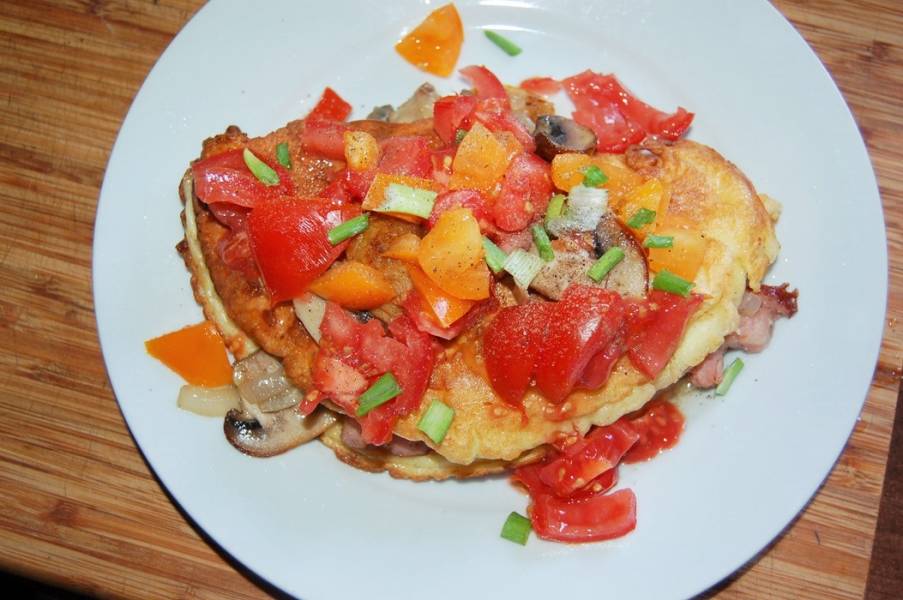 Szybki omlet z pomidorami i pieczarkami