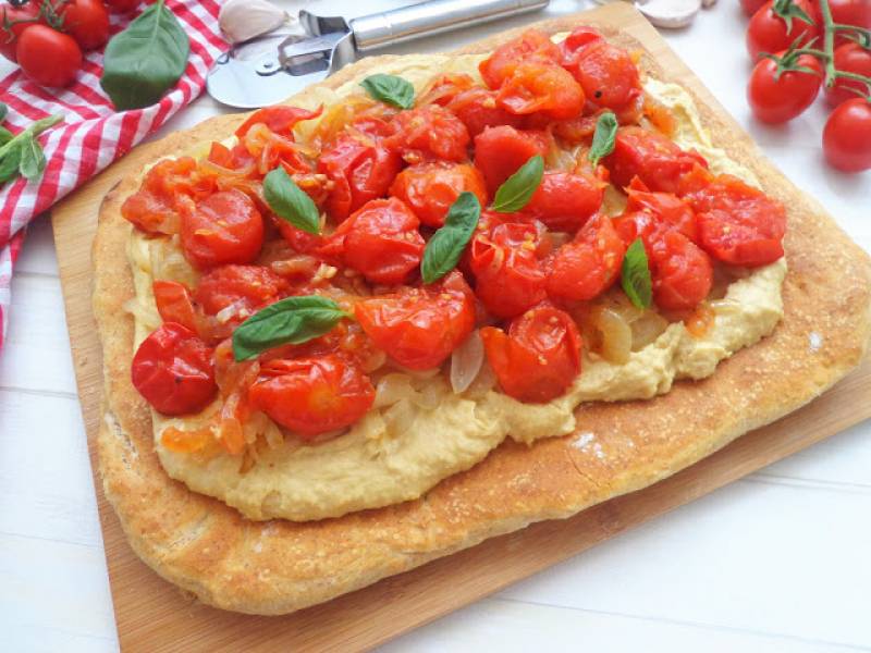 Pizza z hummusem, karmelizowaną cebulką i chutney z pomidorków (Pizza con hummus, cipolle caramellate e chutney di pomodorini)