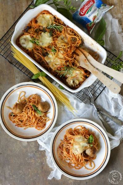 Spaghetti zapiekane z klopsikami i mozzarellą
