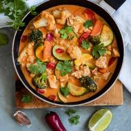 Czerwone curry z warzywami i kurczakiem