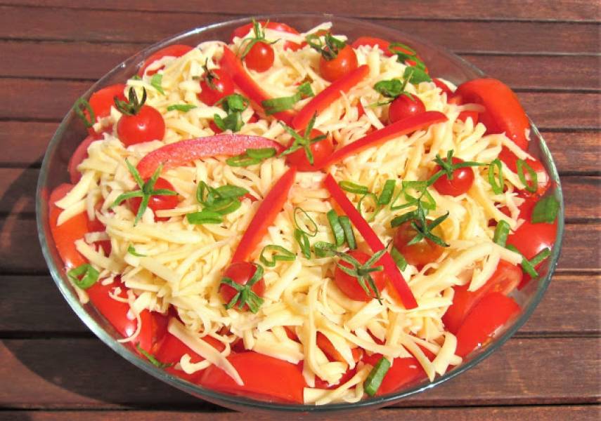 Sałatka pomidorowo serowa