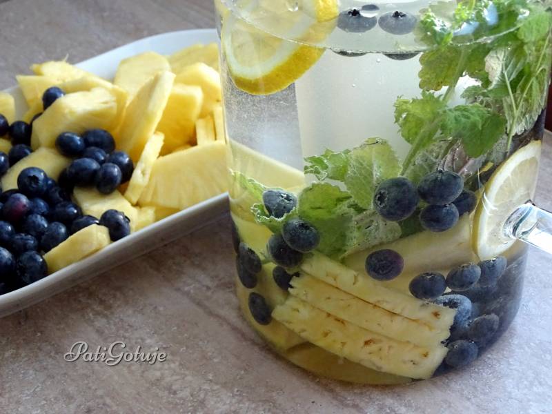 Woda z ananasem i borówkami