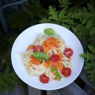 Spaghetti z sosem pomidorowym ze świeżych pomidorów