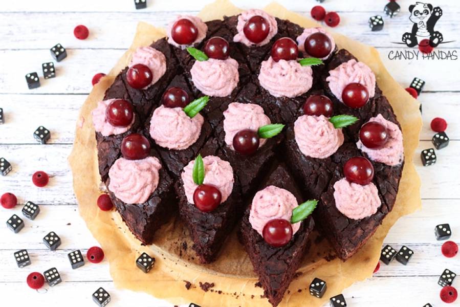 Brownie z cukinii z kremem kokosowo-wiśniowym (bez glutenu, cukru białego, laktozy, wegańskie)