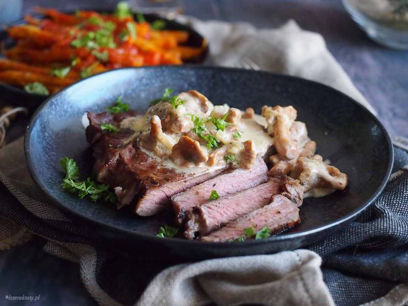 Szybki stek z sosem kurkowym / Easy steak with chanterelle sauce