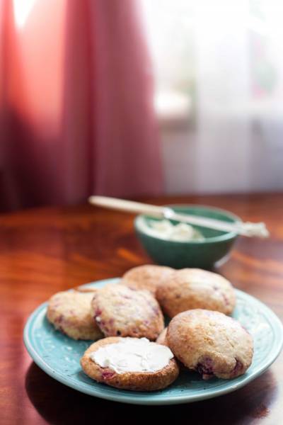 Kruche, kokosowe ciastka z jeżynami i malinami