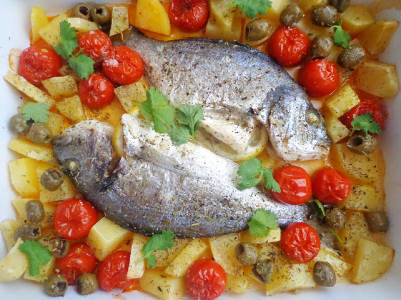 Pieczona dorada z ziemniakami, pomidorkami i oliwkami (Orata al forno con patate, pomodorini e olive)