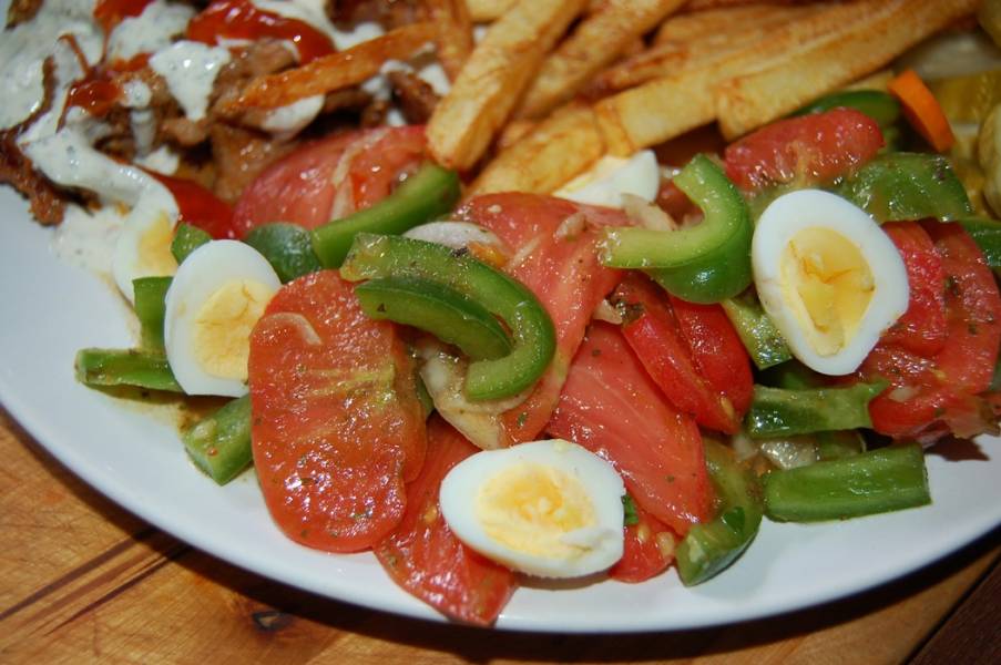 „Niecodzienna” sałatka obiadowa z przepiórczymi jajkami